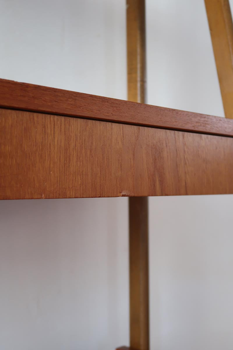 Bibliothèque secrétaire scandinave vintage des années 60 en teck et hêtre, avec étagères, tiroirs et placard, présentée seule et en mise en situation.