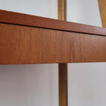 Bibliothèque secrétaire scandinave vintage des années 60 en teck et hêtre, avec étagères, tiroirs et placard, présentée seule et en mise en situation.