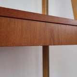 Bibliothèque secrétaire scandinave vintage des années 60 en teck et hêtre, avec étagères, tiroirs et placard, présentée seule et en mise en situation.