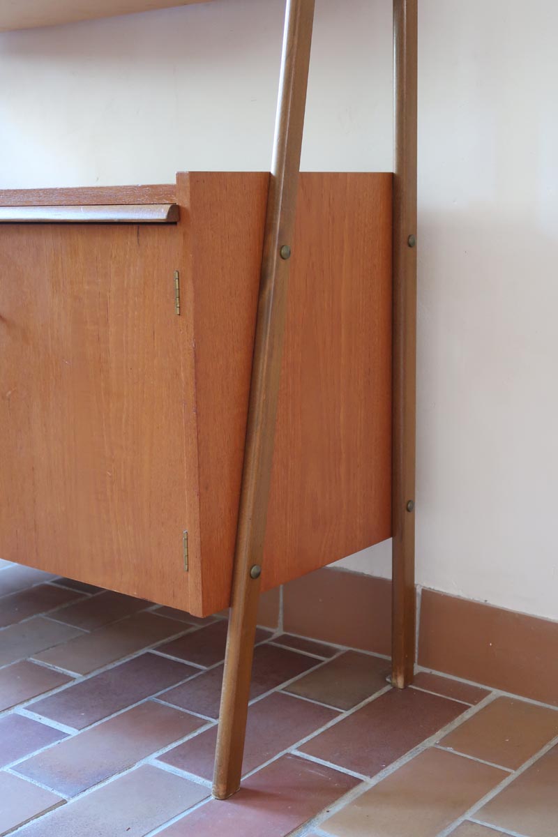 Bibliothèque secrétaire scandinave vintage des années 60 en teck et hêtre, avec étagères, tiroirs et placard, présentée seule et en mise en situation.