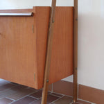 Bibliothèque secrétaire scandinave vintage des années 60 en teck et hêtre, avec étagères, tiroirs et placard, présentée seule et en mise en situation.