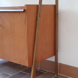 Bibliothèque secrétaire scandinave vintage des années 60 en teck et hêtre, avec étagères, tiroirs et placard, présentée seule et en mise en situation.