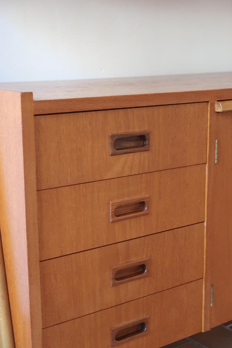 Bibliothèque secrétaire scandinave vintage des années 60 en teck et hêtre, avec étagères, tiroirs et placard, présentée seule et en mise en situation.