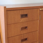 Bibliothèque secrétaire scandinave vintage des années 60 en teck et hêtre, avec étagères, tiroirs et placard, présentée seule et en mise en situation.