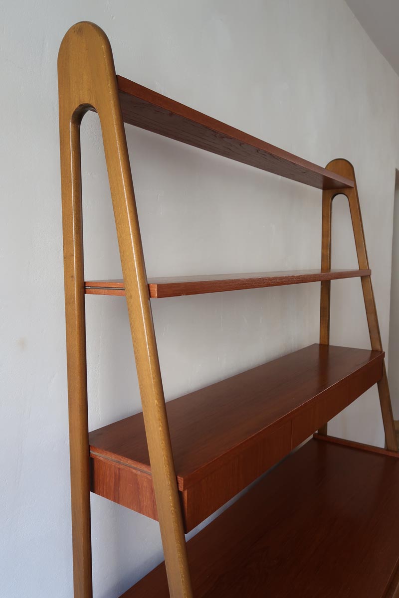 Bibliothèque secrétaire scandinave vintage des années 60 en teck et hêtre, avec étagères, tiroirs et placard, présentée seule et en mise en situation.