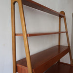 Bibliothèque secrétaire scandinave vintage des années 60 en teck et hêtre, avec étagères, tiroirs et placard, présentée seule et en mise en situation.