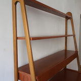 Bibliothèque secrétaire scandinave vintage des années 60 en teck et hêtre, avec étagères, tiroirs et placard, présentée seule et en mise en situation.