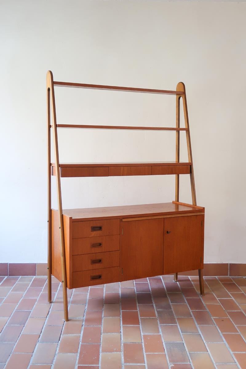 Bibliothèque secrétaire scandinave vintage des années 60 en teck et hêtre, avec étagères, tiroirs et placard, présentée seule et en mise en situation.