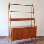 Bibliothèque secrétaire scandinave vintage des années 60 en teck et hêtre, avec étagères, tiroirs et placard, présentée seule et en mise en situation.