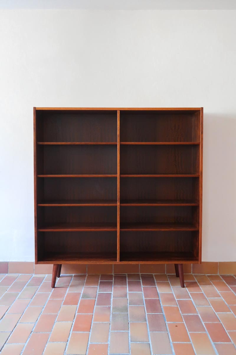 Bibliothèque scandinave vintage en palissandre de Rio signée Poul Hundevad, années 60, avec deux colonnes d’étagères réglables et piètement compas, estampillée Danish Furnituremakers Control.