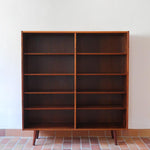Bibliothèque scandinave vintage en palissandre de Rio signée Poul Hundevad, années 60, avec deux colonnes d’étagères réglables et piètement compas, estampillée Danish Furnituremakers Control.