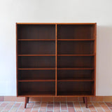 Bibliothèque scandinave vintage en palissandre de Rio signée Poul Hundevad, années 60, avec deux colonnes d’étagères réglables et piètement compas, estampillée Danish Furnituremakers Control.