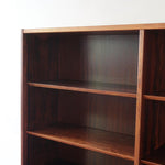 Bibliothèque scandinave vintage en palissandre de Rio signée Poul Hundevad, années 60, avec deux colonnes d’étagères réglables et piètement compas, estampillée Danish Furnituremakers Control.