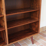 Bibliothèque scandinave vintage en palissandre de Rio signée Poul Hundevad, années 60, avec deux colonnes d’étagères réglables et piètement compas, estampillée Danish Furnituremakers Control.