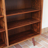 Bibliothèque scandinave vintage en palissandre de Rio signée Poul Hundevad, années 60, avec deux colonnes d’étagères réglables et piètement compas, estampillée Danish Furnituremakers Control.