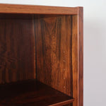 Bibliothèque scandinave vintage en palissandre de Rio signée Poul Hundevad, années 60, avec deux colonnes d’étagères réglables et piètement compas, estampillée Danish Furnituremakers Control.