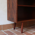 Bibliothèque scandinave vintage en palissandre de Rio signée Poul Hundevad, années 60, avec deux colonnes d’étagères réglables et piètement compas, estampillée Danish Furnituremakers Control.