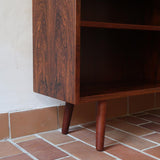 Bibliothèque scandinave vintage en palissandre de Rio signée Poul Hundevad, années 60, avec deux colonnes d’étagères réglables et piètement compas, estampillée Danish Furnituremakers Control.