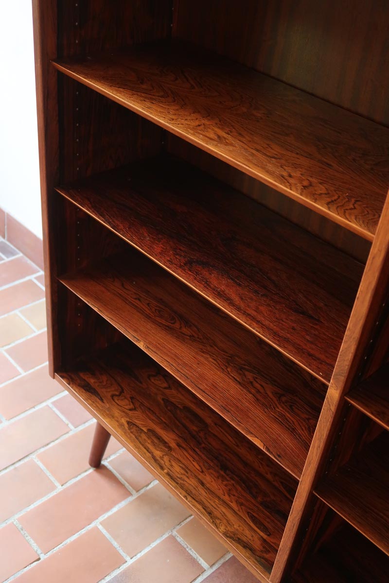 Bibliothèque scandinave vintage en palissandre de Rio signée Poul Hundevad, années 60, avec deux colonnes d’étagères réglables et piètement compas, estampillée Danish Furnituremakers Control.