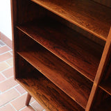 Bibliothèque scandinave vintage en palissandre de Rio signée Poul Hundevad, années 60, avec deux colonnes d’étagères réglables et piètement compas, estampillée Danish Furnituremakers Control.