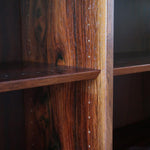 Bibliothèque scandinave vintage en palissandre de Rio signée Poul Hundevad, années 60, avec deux colonnes d’étagères réglables et piètement compas, estampillée Danish Furnituremakers Control.