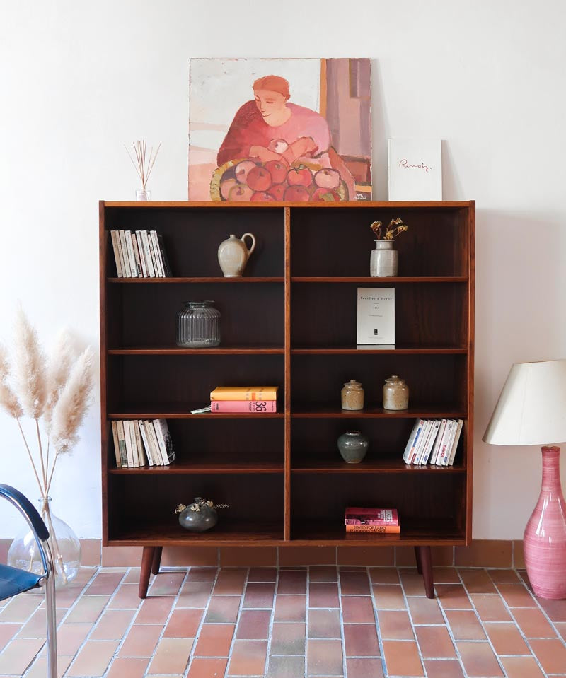 Bibliothèque scandinave vintage en palissandre de Rio signée Poul Hundevad, années 60, avec deux colonnes d’étagères réglables et piètement compas, estampillée Danish Furnituremakers Control.