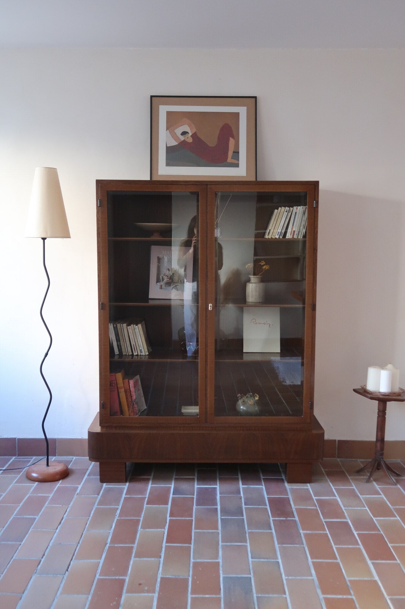 Bibliothèque vitrée vintage en bois de noyer, années 60, esprit Art déco, deux portes vitrées à encadrement de bois fermant à clé, quatre tablettes réglables, socle débordant à gradins sur deux patins pleins