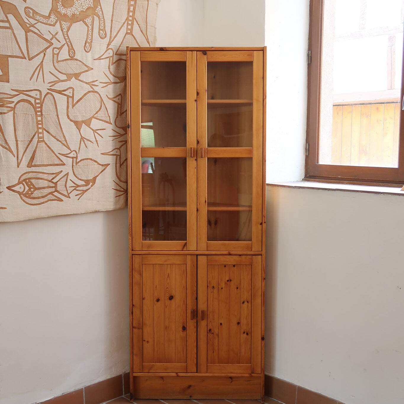 Bibliothèque vitrée vintage en pin massif, deux portes vitrées sur quatre niveaux d'étagères réglables, deux portes pleines à panneaux en partie basse, style rustique montagne esprit Maison Regain
