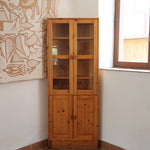 Bibliothèque vitrée vintage en pin massif, deux portes vitrées sur quatre niveaux d'étagères réglables, deux portes pleines à panneaux en partie basse, style rustique montagne esprit Maison Regain