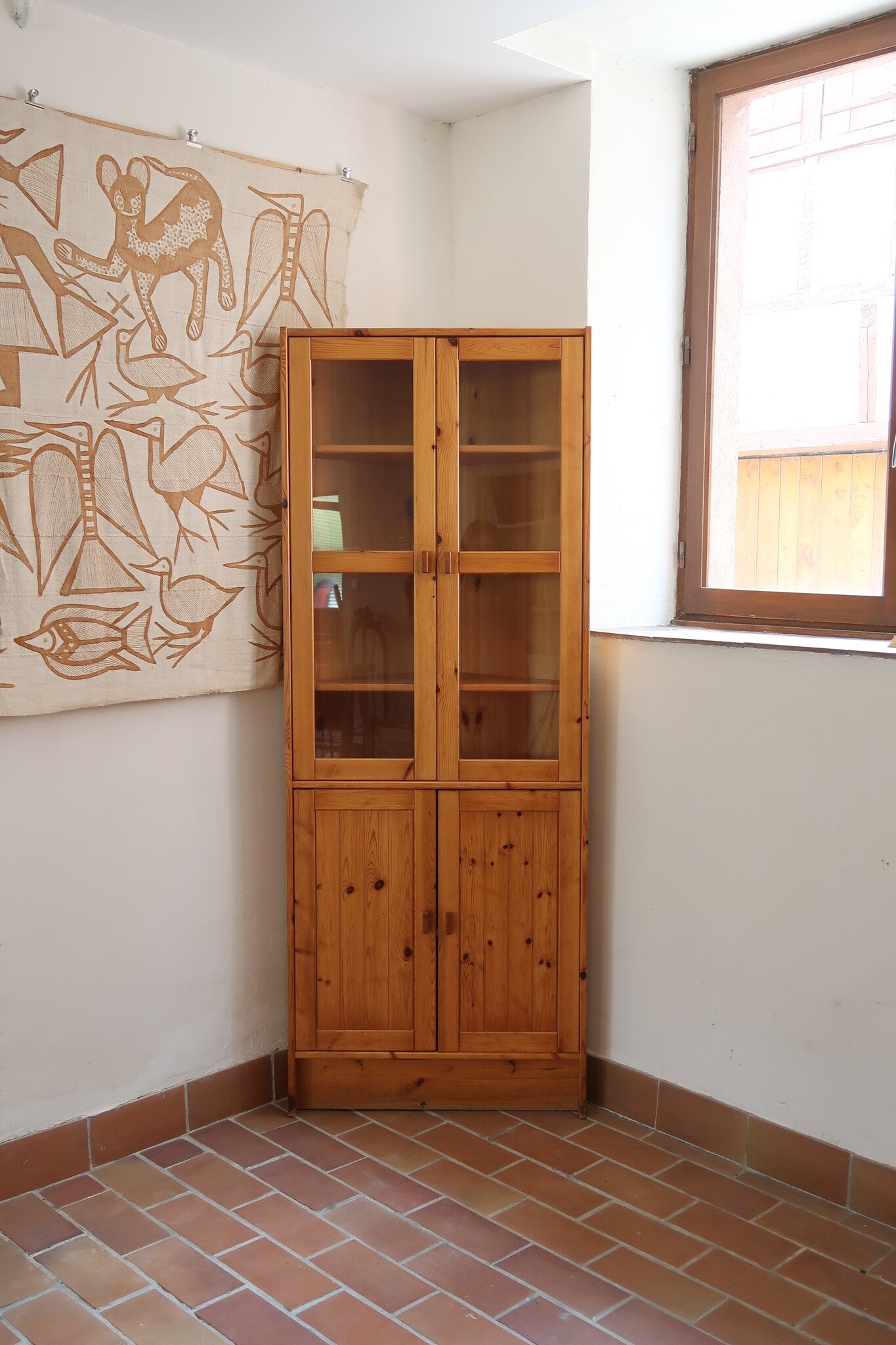 Bibliothèque vitrée vintage en pin massif, deux portes vitrées sur quatre niveaux d'étagères réglables, deux portes pleines à panneaux en partie basse, style rustique montagne esprit Maison Regain