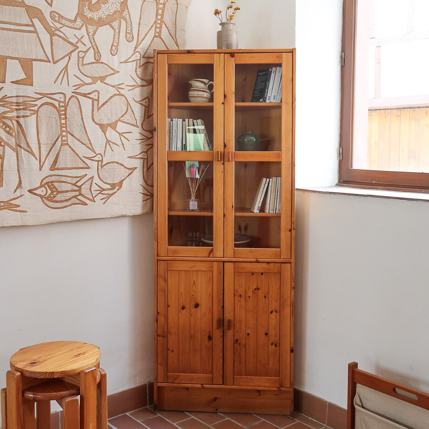 Bibliothèque vitrée vintage en pin massif, deux portes vitrées sur quatre niveaux d'étagères réglables, deux portes pleines à panneaux en partie basse, style rustique montagne esprit Maison Regain