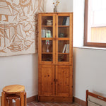 Bibliothèque vitrée vintage en pin massif, deux portes vitrées sur quatre niveaux d'étagères réglables, deux portes pleines à panneaux en partie basse, style rustique montagne esprit Maison Regain