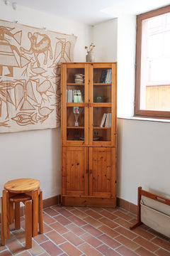 Bibliothèque vitrée vintage en pin massif, deux portes vitrées sur quatre niveaux d'étagères réglables, deux portes pleines à panneaux en partie basse, style rustique montagne esprit Maison Regain
