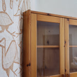 Bibliothèque vitrée vintage en pin massif, deux portes vitrées sur quatre niveaux d'étagères réglables, deux portes pleines à panneaux en partie basse, style rustique montagne esprit Maison Regain