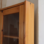 Bibliothèque vitrée vintage en pin massif, deux portes vitrées sur quatre niveaux d'étagères réglables, deux portes pleines à panneaux en partie basse, style rustique montagne esprit Maison Regain