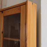 Bibliothèque vitrée vintage en pin massif, deux portes vitrées sur quatre niveaux d'étagères réglables, deux portes pleines à panneaux en partie basse, style rustique montagne esprit Maison Regain