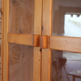 Bibliothèque vitrée vintage en pin massif, deux portes vitrées sur quatre niveaux d'étagères réglables, deux portes pleines à panneaux en partie basse, style rustique montagne esprit Maison Regain
