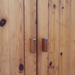 Bibliothèque vitrée vintage en pin massif, deux portes vitrées sur quatre niveaux d'étagères réglables, deux portes pleines à panneaux en partie basse, style rustique montagne esprit Maison Regain