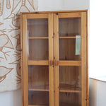 Bibliothèque vitrée vintage en pin massif, deux portes vitrées sur quatre niveaux d'étagères réglables, deux portes pleines à panneaux en partie basse, style rustique montagne esprit Maison Regain