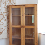 Bibliothèque vitrée vintage en pin massif, deux portes vitrées sur quatre niveaux d'étagères réglables, deux portes pleines à panneaux en partie basse, style rustique montagne esprit Maison Regain
