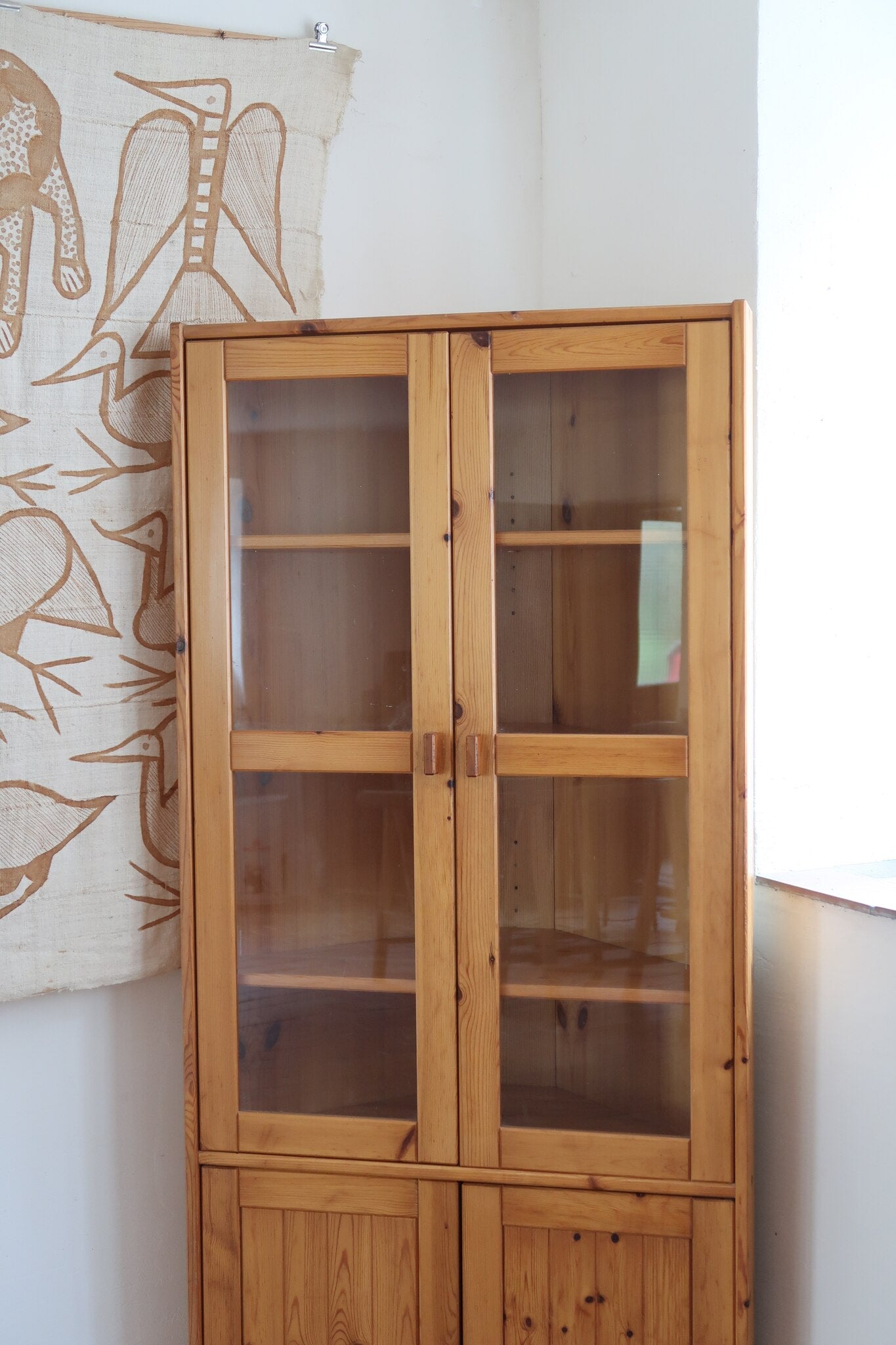 Bibliothèque vitrée vintage en pin massif, deux portes vitrées sur quatre niveaux d'étagères réglables, deux portes pleines à panneaux en partie basse, style rustique montagne esprit Maison Regain