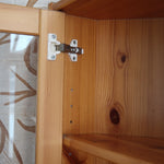 Bibliothèque vitrée vintage en pin massif, deux portes vitrées sur quatre niveaux d'étagères réglables, deux portes pleines à panneaux en partie basse, style rustique montagne esprit Maison Regain