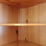 Bibliothèque vitrée vintage en pin massif, deux portes vitrées sur quatre niveaux d'étagères réglables, deux portes pleines à panneaux en partie basse, style rustique montagne esprit Maison Regain