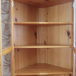 Bibliothèque vitrée vintage en pin massif, deux portes vitrées sur quatre niveaux d'étagères réglables, deux portes pleines à panneaux en partie basse, style rustique montagne esprit Maison Regain