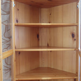 Bibliothèque vitrée vintage en pin massif, deux portes vitrées sur quatre niveaux d'étagères réglables, deux portes pleines à panneaux en partie basse, style rustique montagne esprit Maison Regain