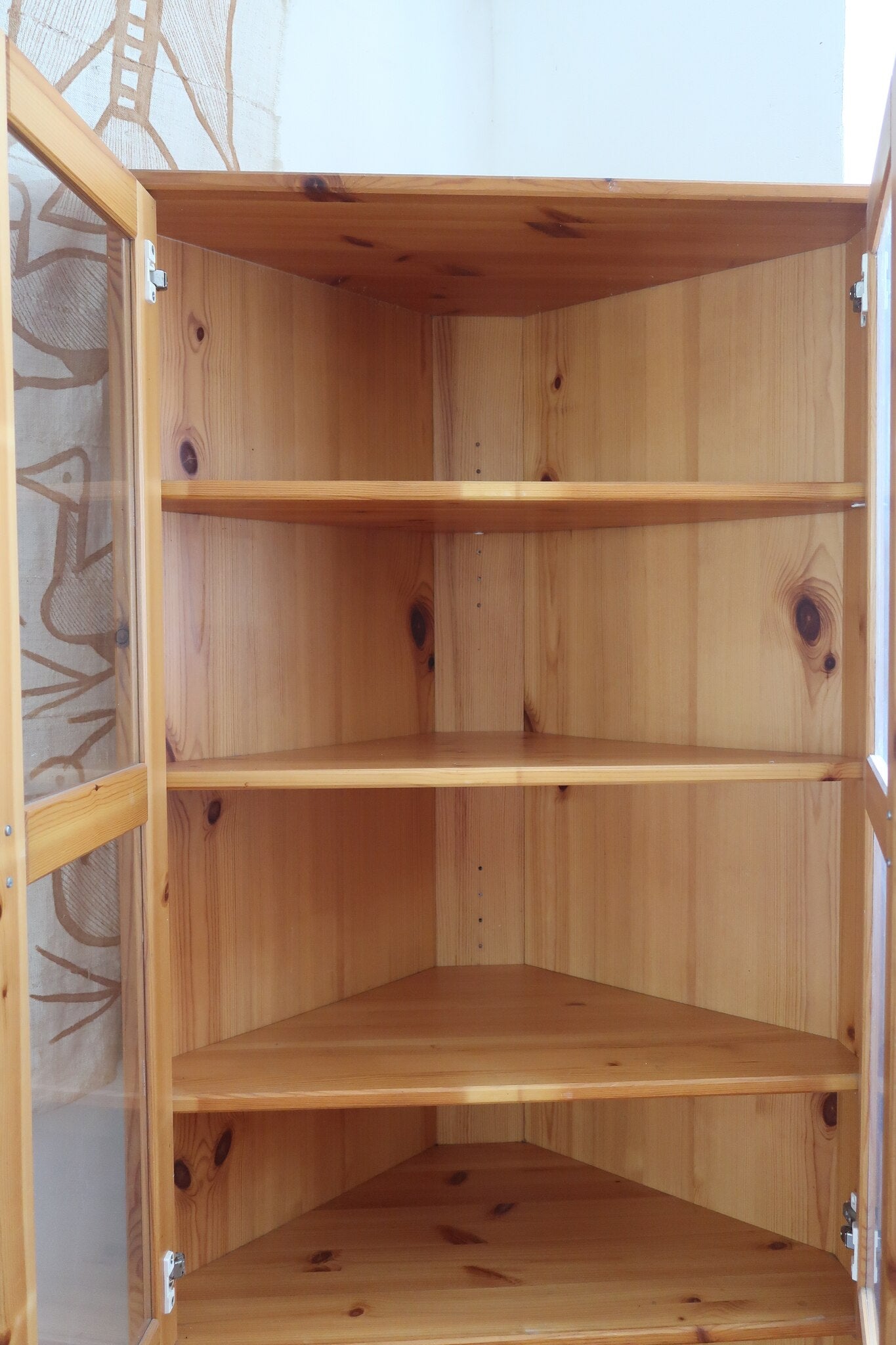 Bibliothèque vitrée vintage en pin massif, deux portes vitrées sur quatre niveaux d'étagères réglables, deux portes pleines à panneaux en partie basse, style rustique montagne esprit Maison Regain