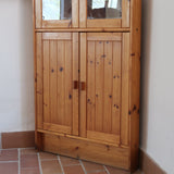 Bibliothèque vitrée vintage en pin massif, deux portes vitrées sur quatre niveaux d'étagères réglables, deux portes pleines à panneaux en partie basse, style rustique montagne esprit Maison Regain