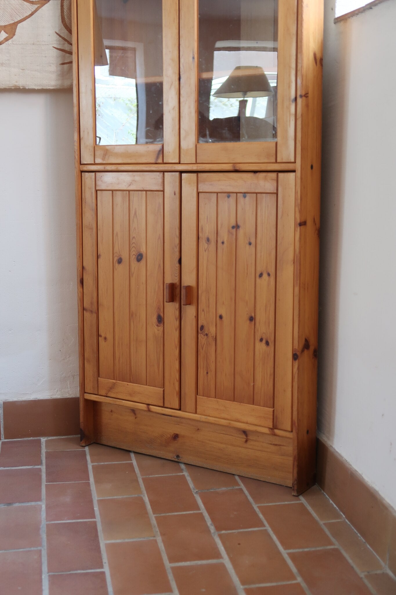 Bibliothèque vitrée vintage en pin massif, deux portes vitrées sur quatre niveaux d'étagères réglables, deux portes pleines à panneaux en partie basse, style rustique montagne esprit Maison Regain