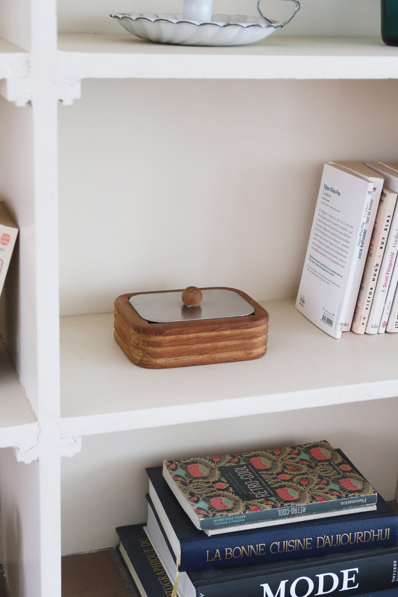 Boîte à condiments scandinave teck cannelé années 60, angles arrondis, cinq cannelures horizontales, couvercle inox amovible bouton bois sphérique, danois