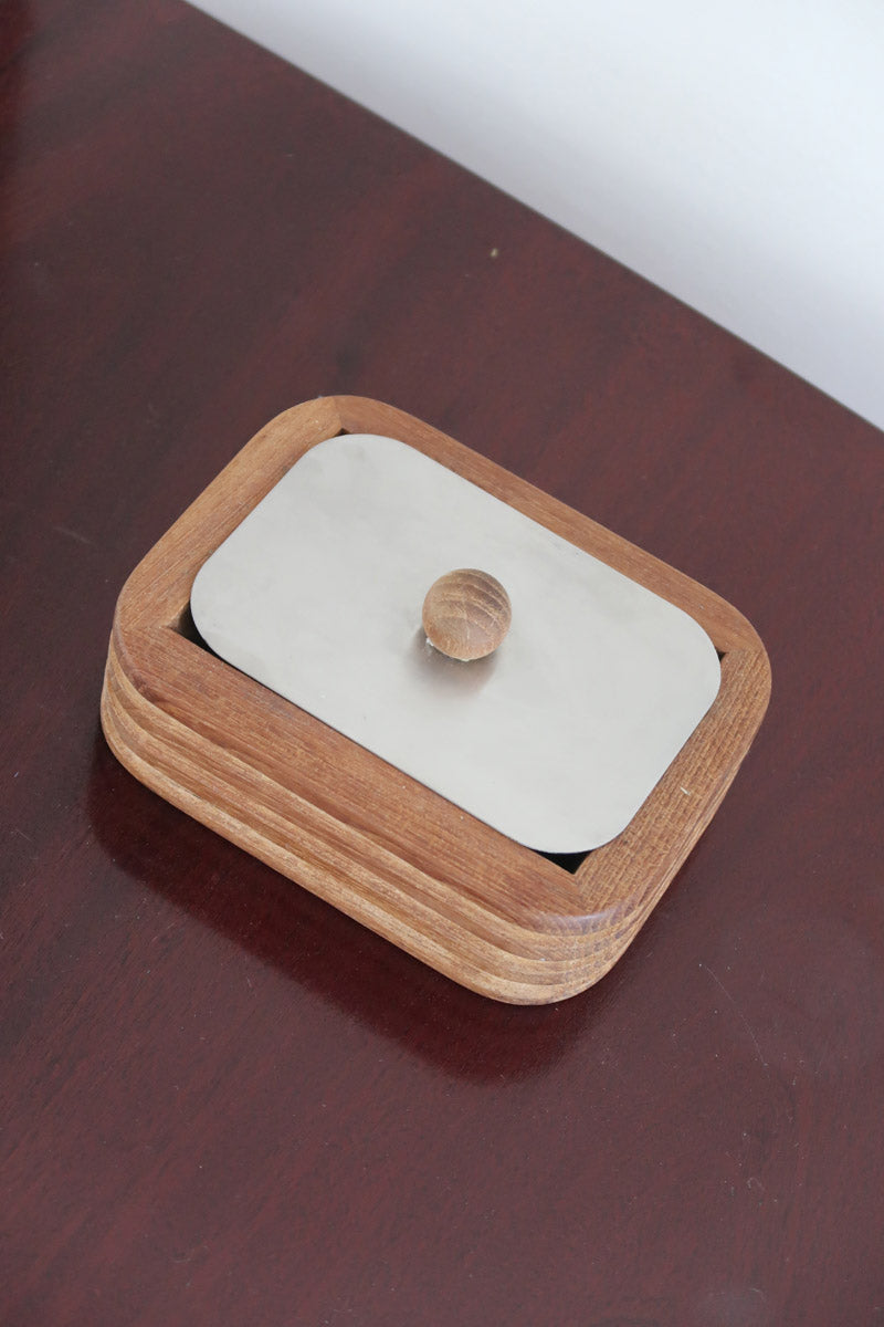 Boîte à condiments scandinave teck cannelé années 60, angles arrondis, cinq cannelures horizontales, couvercle inox amovible bouton bois sphérique, danois
